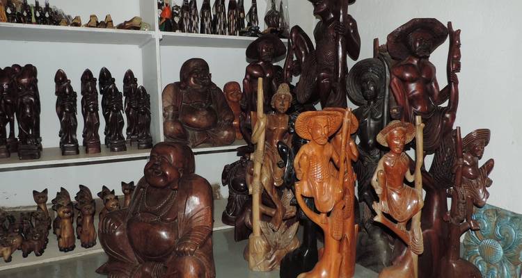 Sammlung von Holzskulpturen in der Ausstellung.