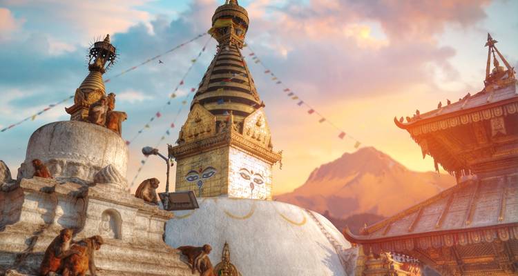 Swayambhunath Stupa mit Affen und Gebetsfahnen bei Sonnenuntergang.