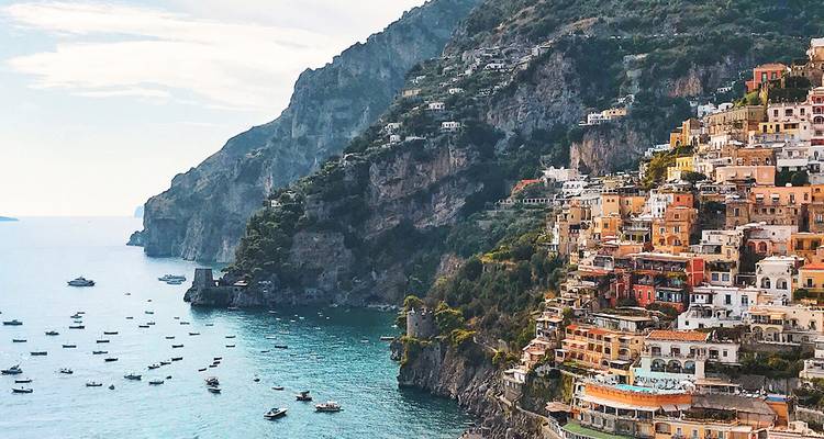 Village pastel de Positano accroché à la falaise dévalant vers les eaux turquoise de la Méditerranée.