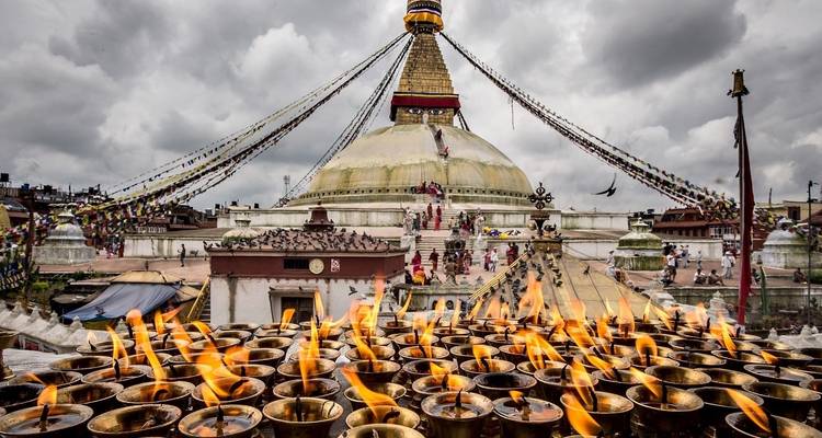 Boudhanath Stupa met talrijke olielampen ervoor.