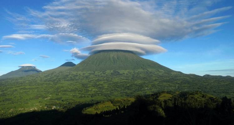 Safaris por Ruanda de 3 días de caminata por Bisoke y experiencia en los lagos Gemelos y Apicultura - sin alojamiento - African Travellers 1