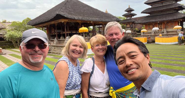 Groep toeristen die poseren voor een traditionele Balinese tempel.