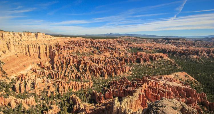 Uitgestrekt amfitheater van rode torentjes reikt tot aan de horizon in Bryce Canyon.