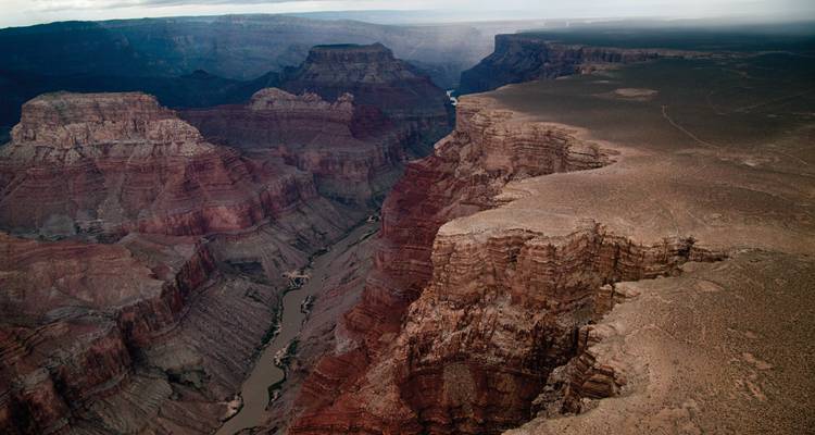 Sfeervolle luchtfoto van de slingerende Colorado River diep in de Grand Canyon bij zonsondergang.