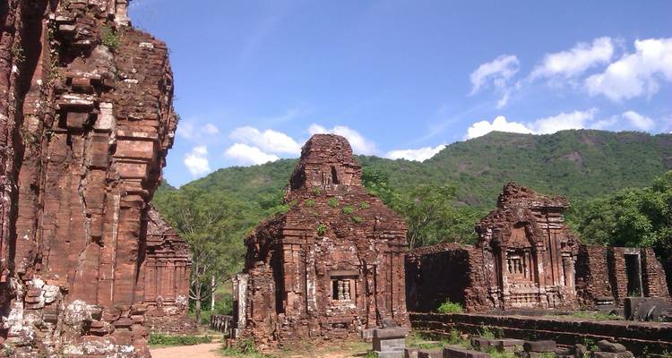 Ruinas antiguas rodeadas de exuberante vegetación.