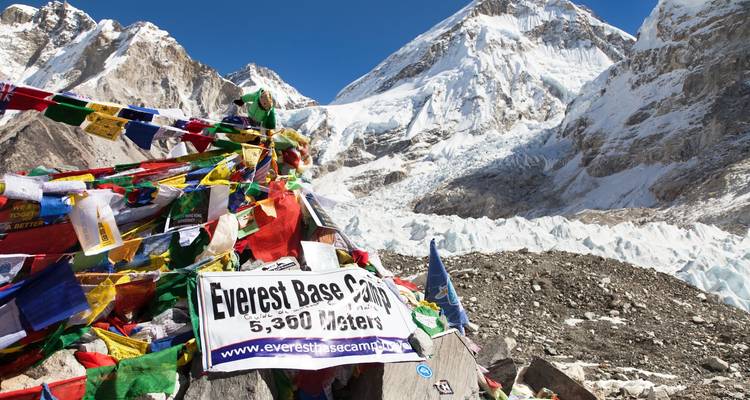 Camp de base de l'Everest avec drapeaux de prières et le sommet emblématique de l'Everest.