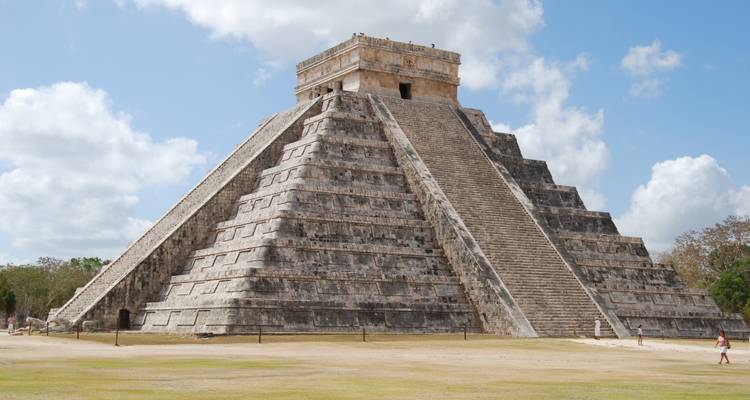 El Castillo pyramid at Chichen Itza under a cloudy sky.