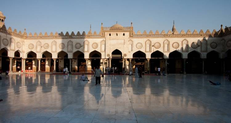 Innenhof eines historischen islamischen Gebäudes mit kunstvollen Torbögen.