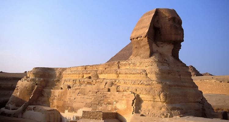 Die Große Sphinx von Gizeh mit der Chephren-Pyramide im Hintergrund.