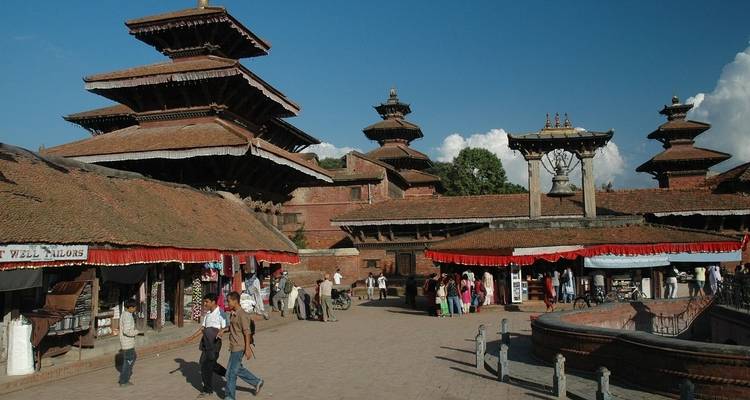 Traditionele Nepalese architectuur op een bruisend plein.