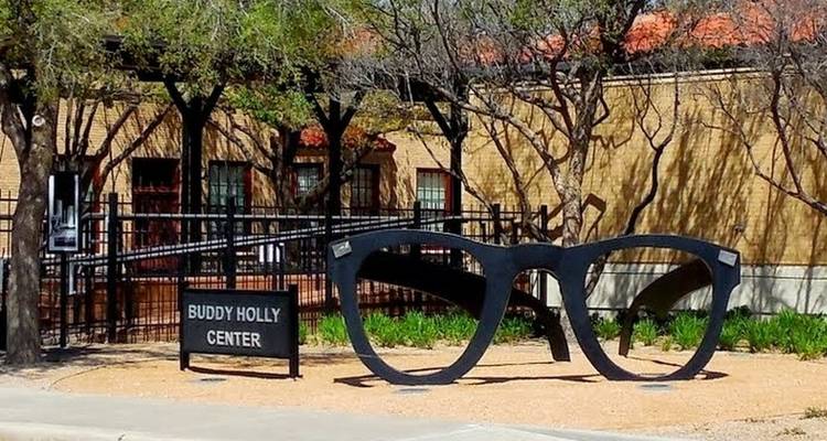 Large sculpture of glasses outside a cultural center.