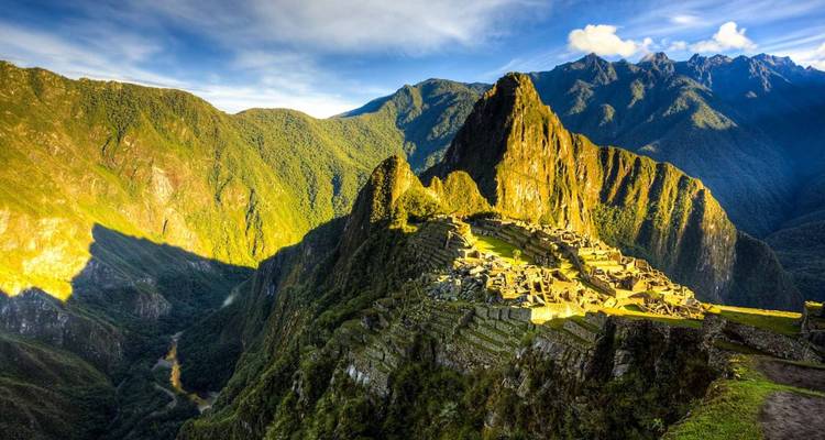 Vista de Machu Picchu en un día soleado.