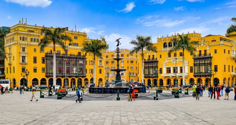 Plaza con edificios históricos coloridos y fuente.