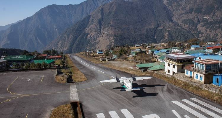 Ein Flughafen in einer bergigen Region mit einem kleinen Flugzeug.