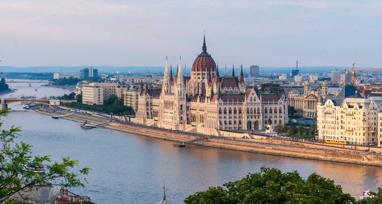 Le Parlement de Budapest le long de la rivière au crépuscule.