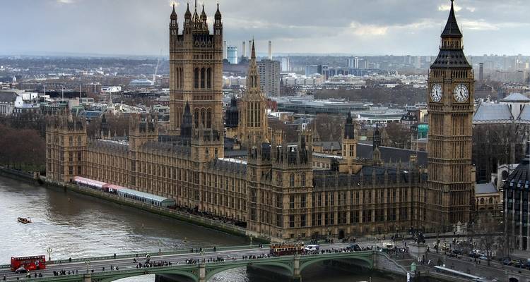 Luftaufnahme der Londoner Skyline mit dem Palace of Westminster, Big Ben und der Westminster Bridge über der Themse.