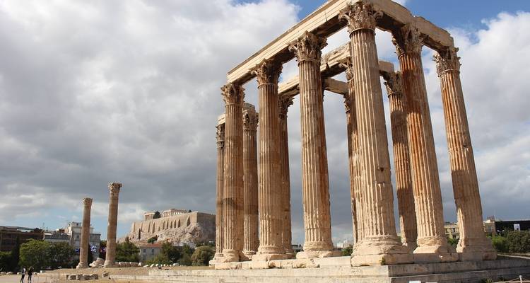 Las altas columnas restantes del Templo de Zeus Olímpico con la Acrópolis visible a lo lejos.