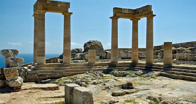 Ruinas de columnas dóricas con vistas al Mar Egeo en la Acrópolis de Lindos, Rodas.