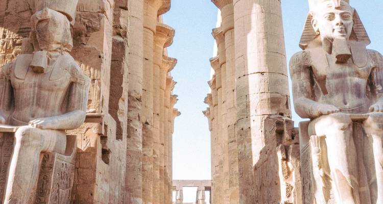 Säulen mit großen sitzenden Statuen im Luxor-Tempel.