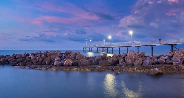 Schilderachtig uitzicht op rotsen en oceaan tijdens zonsondergang.