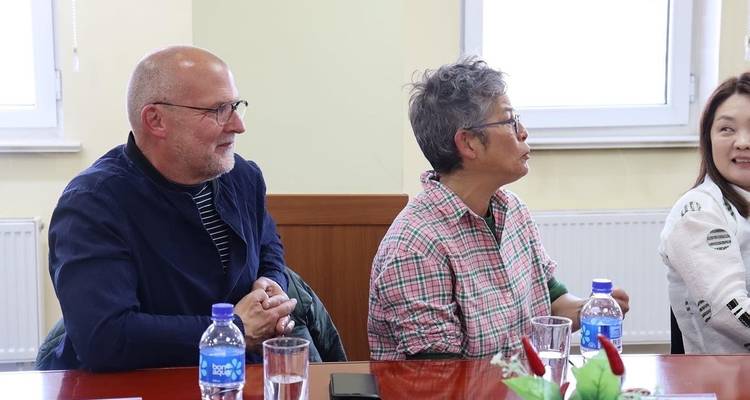 Menschen, die an einem Tisch in einem Konferenzraum sitzen.