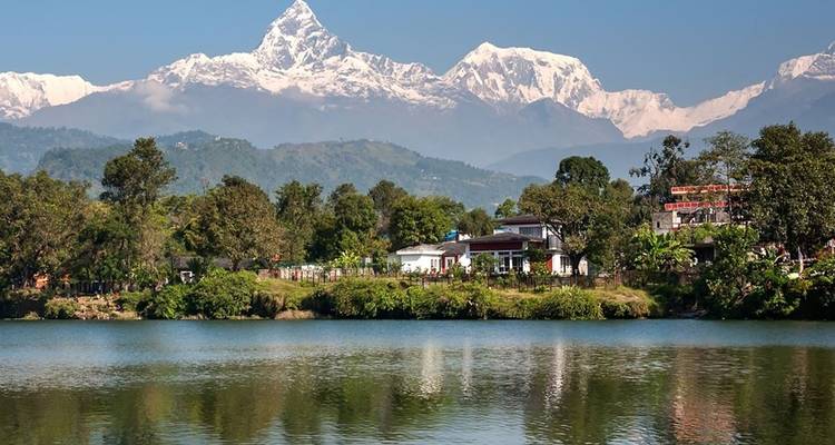 Uitzicht op het meer met bergen op de achtergrond