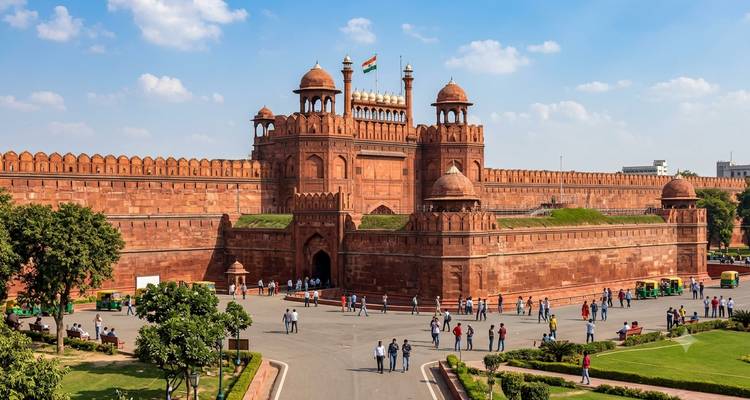 Les imposants murs et dômes en grès rouge du Fort Rouge de Delhi dominent une place animée par les visiteurs.