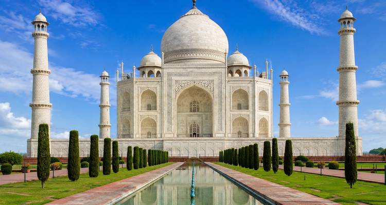 Image d'une qualité exceptionnelle et haute résolution du Taj Mahal sous un ciel bleu éclatant, se reflétant dans son long bassin.