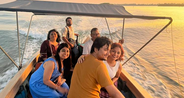 Grupo de personas disfrutando de un paseo en barco durante el atardecer.