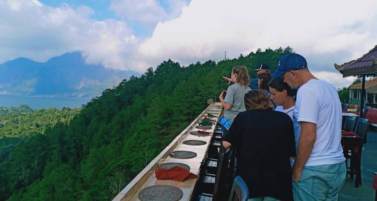 Groupe de personnes profitant d'une vue depuis une terrasse panoramique.