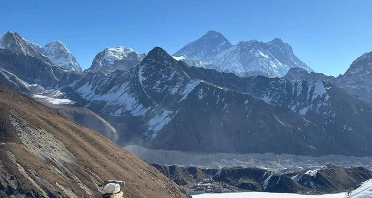 La icónica pirámide del Everest se alza detrás de crestas escarpadas y glaciares vistos desde la región de Gokyo.