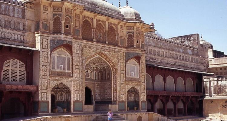 Exterieur van een sierlijk historisch paleis met ingewikkelde details.