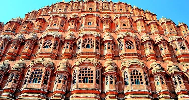 Hawa Mahal gevel met zijn kenmerkende roze zandsteen architectuur.