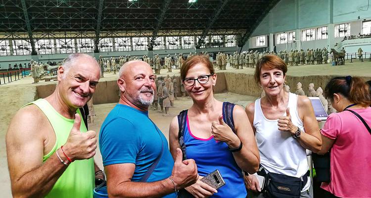 Turistas dando el pulgar arriba cerca del Ejército de Terracota.
