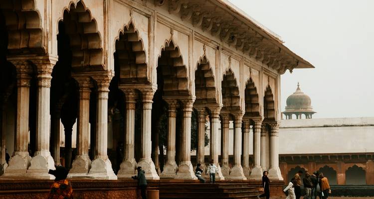 Vue détaillée des arches d'un fort historique avec des personnes.