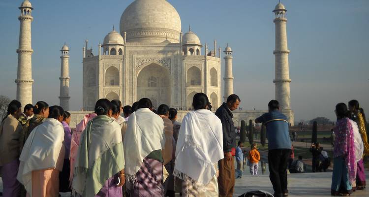 Menschen verzamelden zich bij de Taj Mahal.