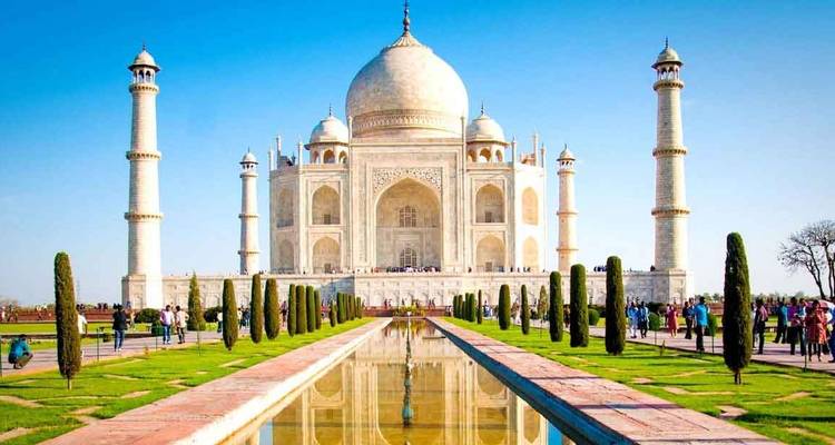 De Taj Mahal met een heldere blauwe hemel.
