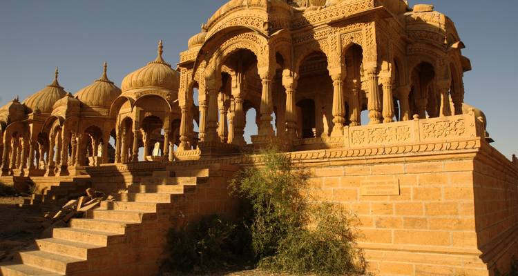 Historische cenotafen met ingewikkelde gravures en trappen.