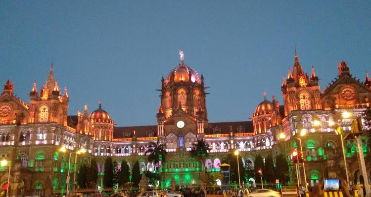 Mumbai Tour with Dharavi Slum & Bollywood Tour - Taj Holidays 4
