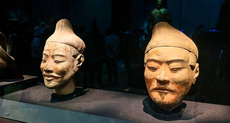 Têtes de soldats en terre cuite exposées dans une exposition de musée.