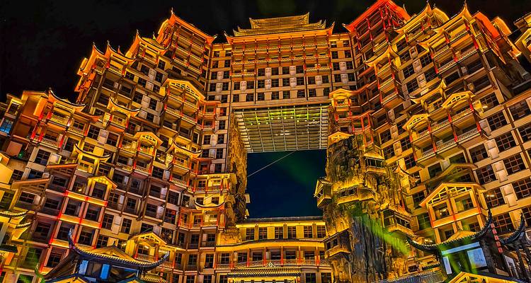 Bâtiment traditionnel complexe illuminé brillant dans la nuit.