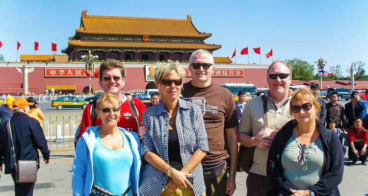 Des touristes devant l'entrée emblématique de la place Tiananmen.