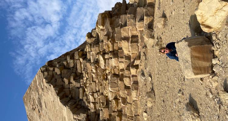 Nahaufnahme der verwitterten Steinblöcke einer Pyramide.