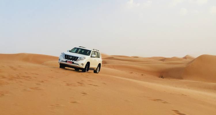 Fahrzeug, das auf Wüstendünen fährt.