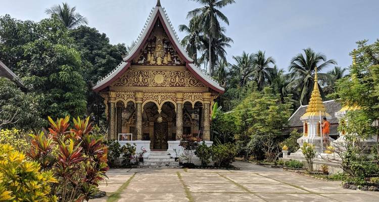 Vue détaillée d'un temple bouddhiste avec des décorations dorées.