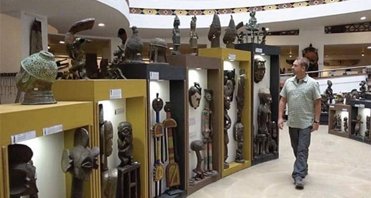 Visita el Centro del Patrimonio Cultural y la Galería Local -  Travel Africa Safari Agency 1