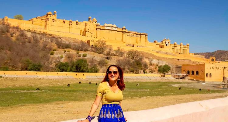 Femme posant avec un fort coloré en arrière-plan.