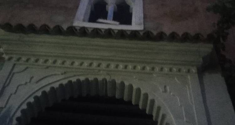 Imagen borrosa de una estructura tradicional con una ventana.