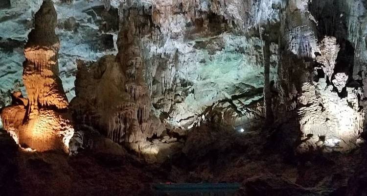 Binnenaanzicht van een grot met formaties verlicht door kunstmatige verlichting.