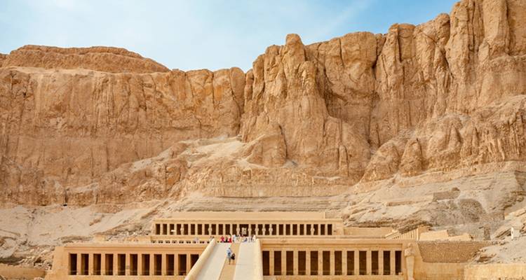Temple d'Hatchepsout à Louxor avec des touristes et des falaises spectaculaires.